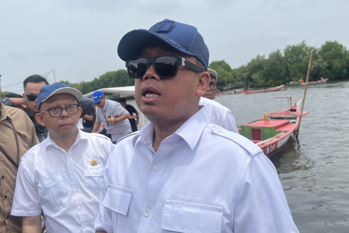 Menteri ATR/Kepala BPN Nusron Wahid saat meninjau Perairan Kampung Paljaya, Desa Segarajaya, Kecamatan Tarumajaya, Kabupaten Bekasi, Selasa (4/2/2025). Foto: Kompas.com