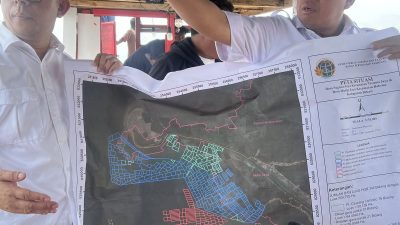 Menteri ATR/Kepala BPN Nusron Wahid meninjau lokasi pagar laut di Perairan Kampung Paljaya, Desa Segarajaya, Kecamatan Tarumajaya, Kabupaten Bekasi, Selasa (4/2/2025). Foto: Kompas.com