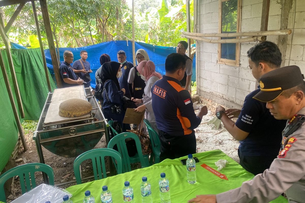 Polisi mulai membongkar septic tank rumah Sunardi (43), pembunuh pegawai bank keliling, Sri Pujayanti (22) di Desa Sindangmulya, Cibarusah, Kabupaten Bekasi.