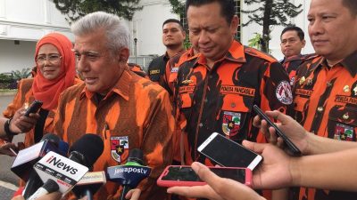 Ketua Umum Pemuda Pancasila Japto Soelistyo Soerjosoemarno menemui Presiden Joko Widodo di Istana Kepresidenan, Jakarta, Rabu (28/8/2019). Japto datang bersama sejumlah jajaran pengurus, termasuk Ketua DPR yang juga Wakil Ketua Umum Pemuda Pancasila Bambang Soesatyo.(KOMPAS.com/Ihsanuddin)