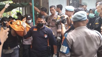 Polisi menemukan kerangka di dalam septic tank rumah Sunardi (43), pelaku pembunuhan wanita pegawai bank keliling, Sri Pujayanti (22) di Kampung Cikoronjo, Desa Sindangmulya, Cibarusah, Kabupaten Bekasi.