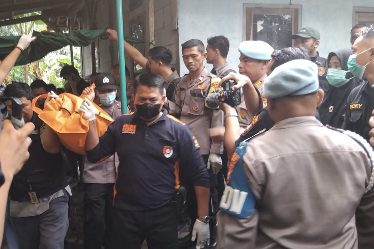 Polisi menemukan kerangka di dalam septic tank rumah Sunardi (43), pelaku pembunuhan wanita pegawai bank keliling, Sri Pujayanti (22) di Kampung Cikoronjo, Desa Sindangmulya, Cibarusah, Kabupaten Bekasi.