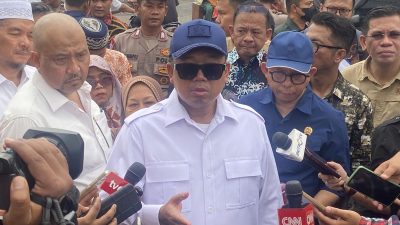 Menteri Agraria dan Tata Ruang/Kepala Badan Pertanahan Nasional (ATR/BPN) Nusron Wahid meninjau lahan yang dieksekusi oleh PN Cikarang di Desa Setia Mekar, Kecamatan Tambun Selatan, Kabupaten Bekasi