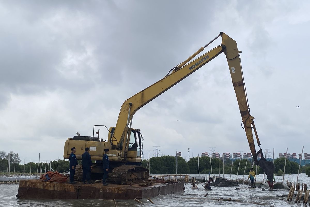 PT Tunas Ruang Pelabuhan Nusantara (TRPN) mengerahkan belasan pekerja untuk membongkar pagar lautnya di Perairan Kampung Paljaya, Desa Segara Jaya, Tarumajaya, Kabupaten Bekasi, Selasa (11/2/2025) pukul 10.00 WIB.Foto: Kompas.com