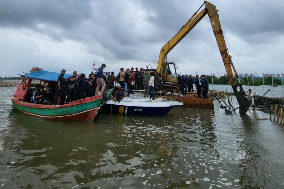 Proses pembongkaran pagar laut yang dilakukan mandiri oleh PT TRPN di Perairan Pal Jaya, Desa Segarajaya, Kabupaten Bekasi, Jawa Barat, Selasa (11/2/2025).