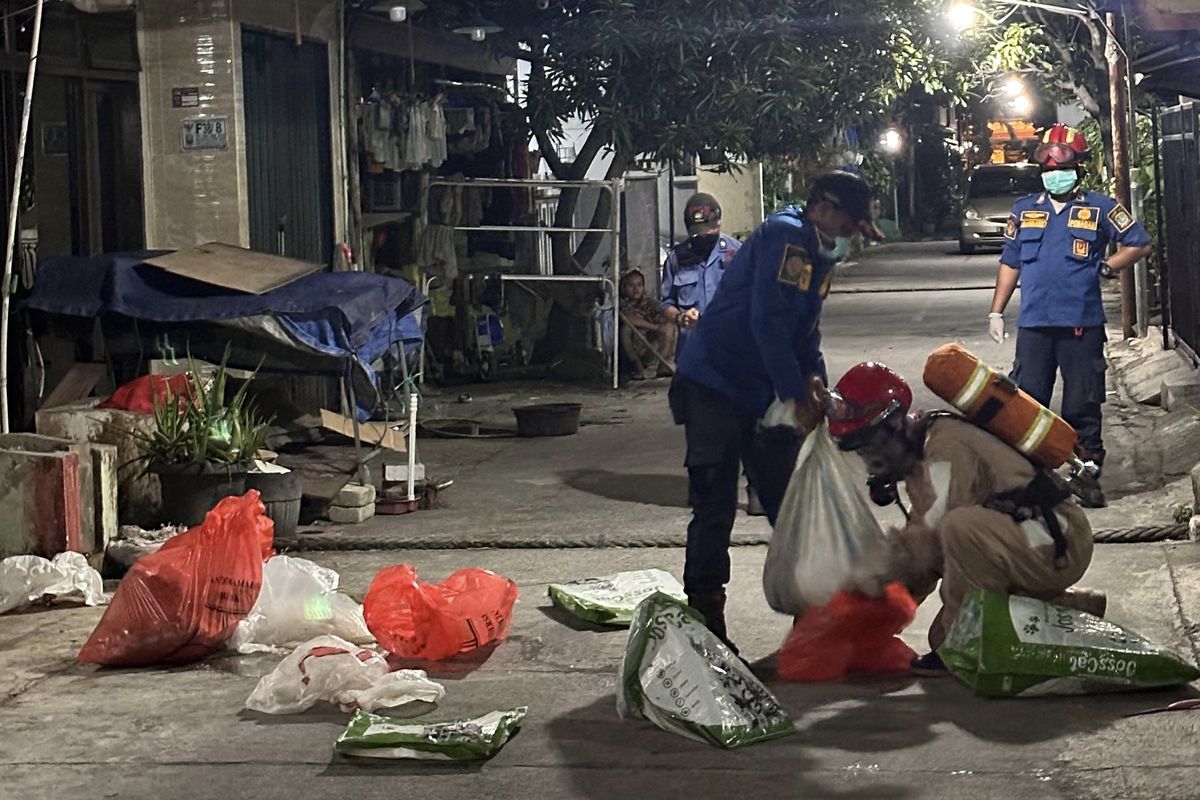 Petugas Disdamkarmat Kota Bekasi mengevakuasi warga yang keracunan limbah B3