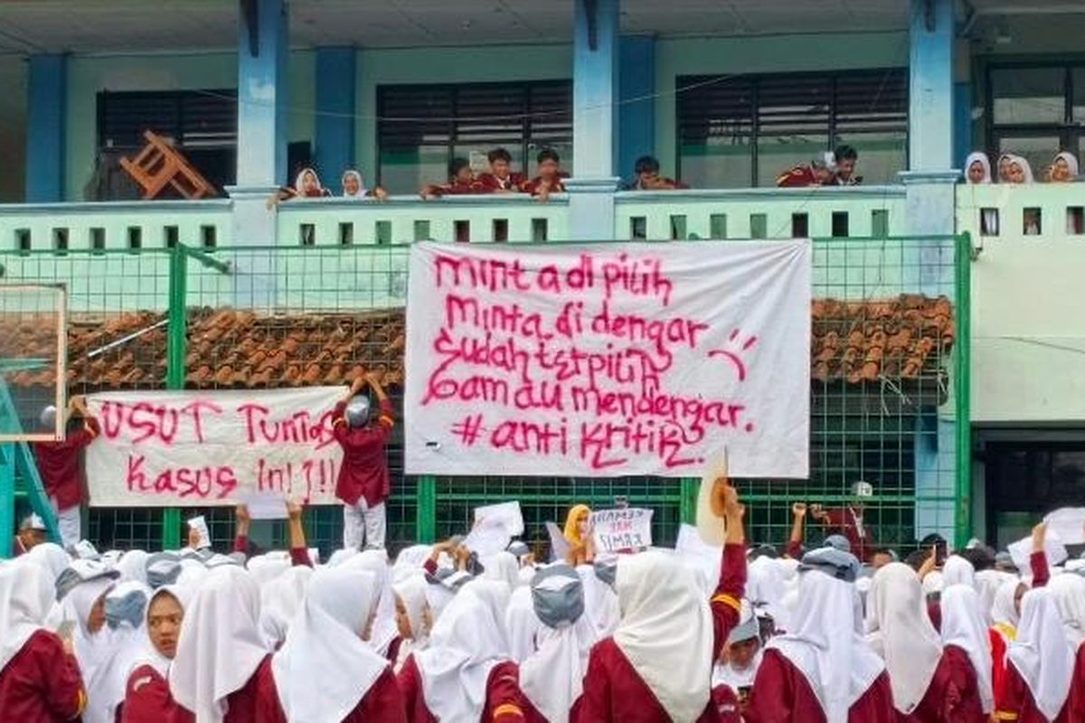 Sebanyak 850 pelajar MAN 2 Kota Bekasi menggelar aksi damai di halaman sekolah pada Senin (17/2/2025).