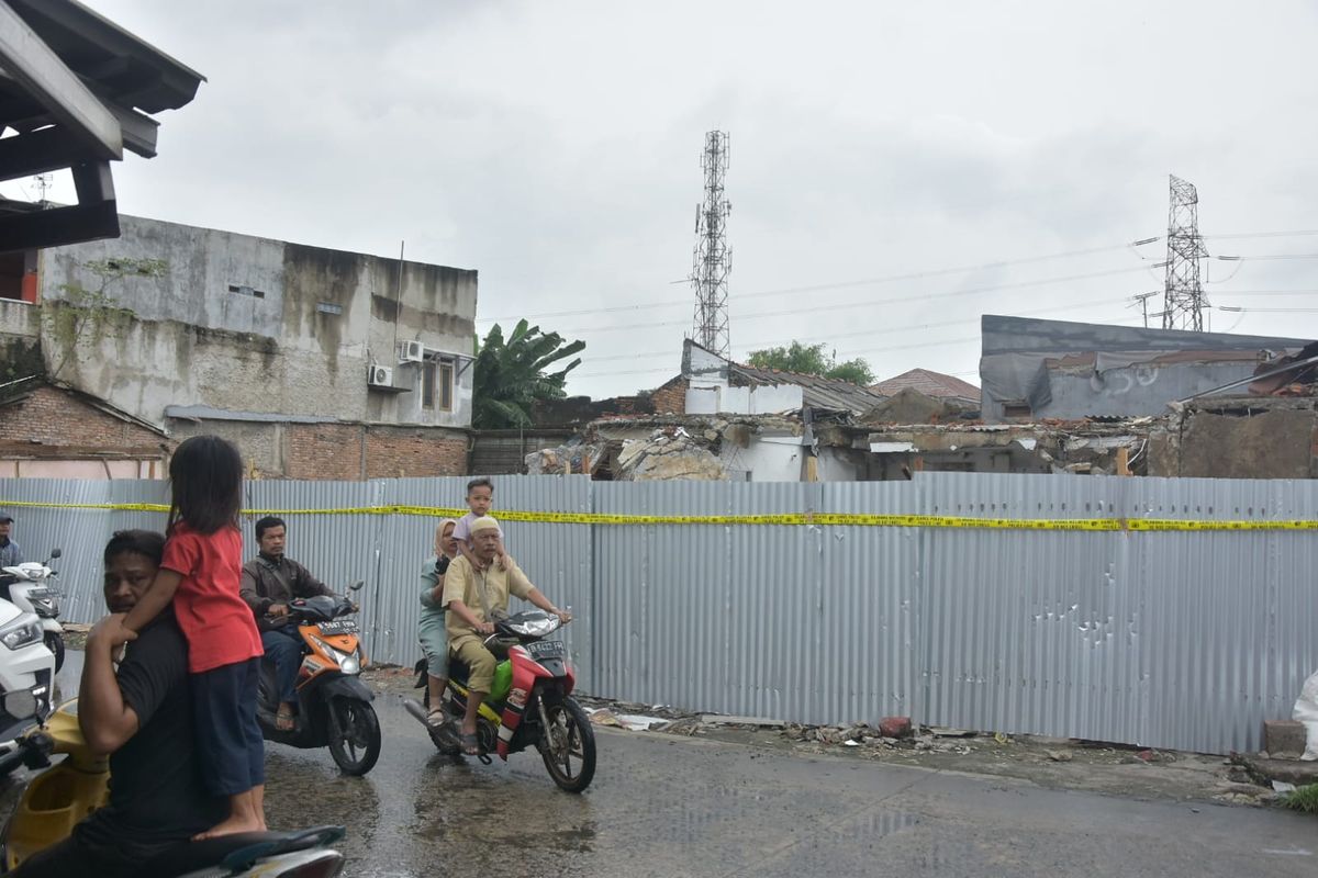 Garis polisi dipasang di area bekas bangunan salah gusur Pengadilan Negeri Cikarang di Kampung Bulu, Desa Setia Mekar, Tambun Selatan, Kabupaten Bekasi, Jawa Barat.(ACHMAD NASRUDIN YAHYA/KOMPAS.com)