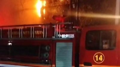 Kabel listrik di depan kantor UPTD Sukatani, Jalan Raya Sukatani, Kabupaten Bekasi, terbakar pada Sabtu (8/2/2025) malam.