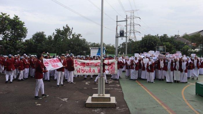 Sebanyak 850 pelajar MAN 2 Kota Bekasi menggelar aksi damai di halaman sekolah pada Senin (17/2/2025).