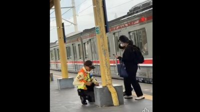 Tangkapan layar petugas keamanan di Stasiun Kranji Bekasi sigap menolong penumpang yang pingsan.