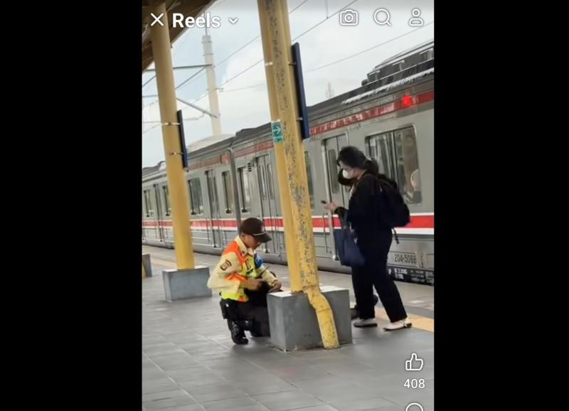 Tangkapan layar petugas keamanan di Stasiun Kranji Bekasi sigap menolong penumpang yang pingsan.