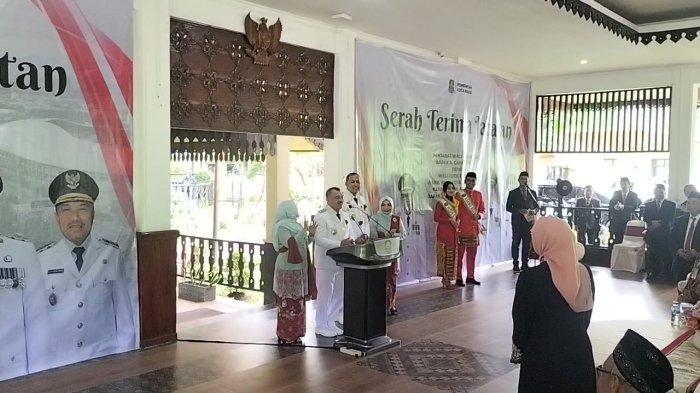 Wakil Wali Kota Bekasi Abdul Harris Bobihoe memilih bernyanyi untuk Raden Gani Muhamad. Foto: Ist