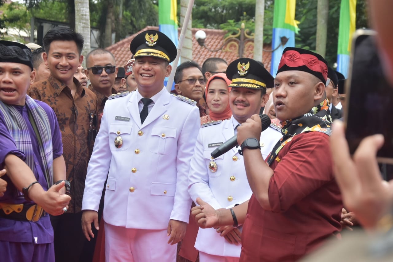 upati Bekasi, Ade Kuswara Kunang, dan Wakil Bupati, Asep Surya Atmaja tiba di kompleks Kantor Pemerintah Kabupaten Bekasi pada pukul 13.04 WIB, usai dilantik di Istana Kepresidenan Jakarta, Kamis (20/2). FOTO: ARIESANT/RADAR BEKASI