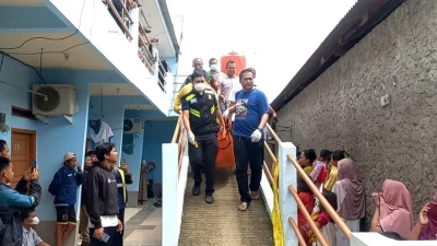 Evakuasi jasad pasutri yang diduga bunuh diri dalam kontrakan mereka di Kampung Jati, Desa Pasirgombong, Cikarang Utara, Kabupaten Bekasi, pada Selasa (25/2/2025)