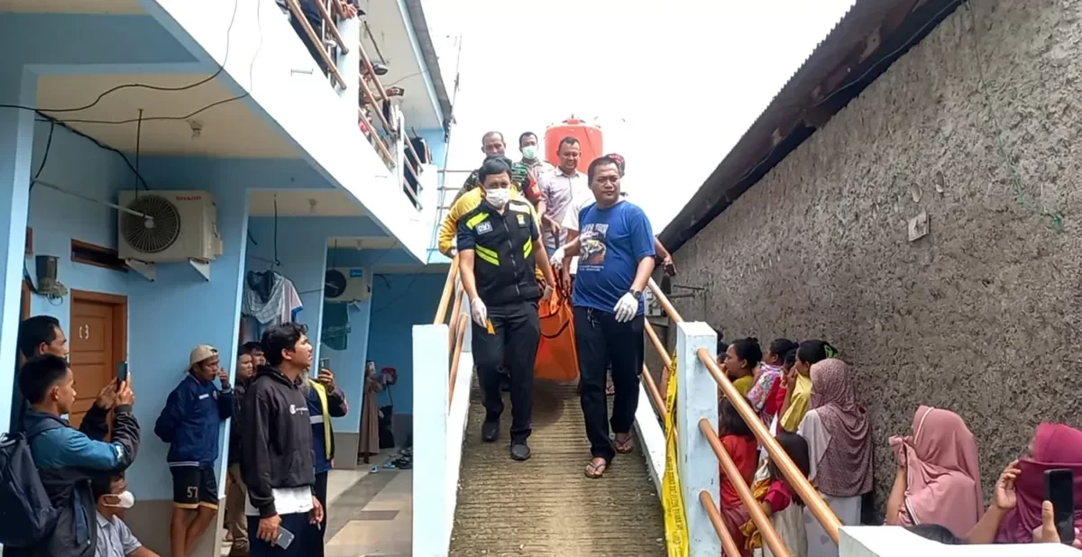 Evakuasi jasad pasutri yang diduga bunuh diri dalam kontrakan mereka di Kampung Jati, Desa Pasirgombong, Cikarang Utara, Kabupaten Bekasi, pada Selasa (25/2/2025)