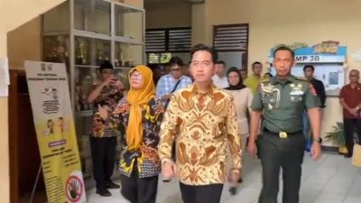 Momen Wapres Gibran Rakabuming Raka mendatangi SMPN 30 Kota Bekasi untuk meninjau program Makan Bergizi Gratis (MBG), Kamis (6/2/2025).