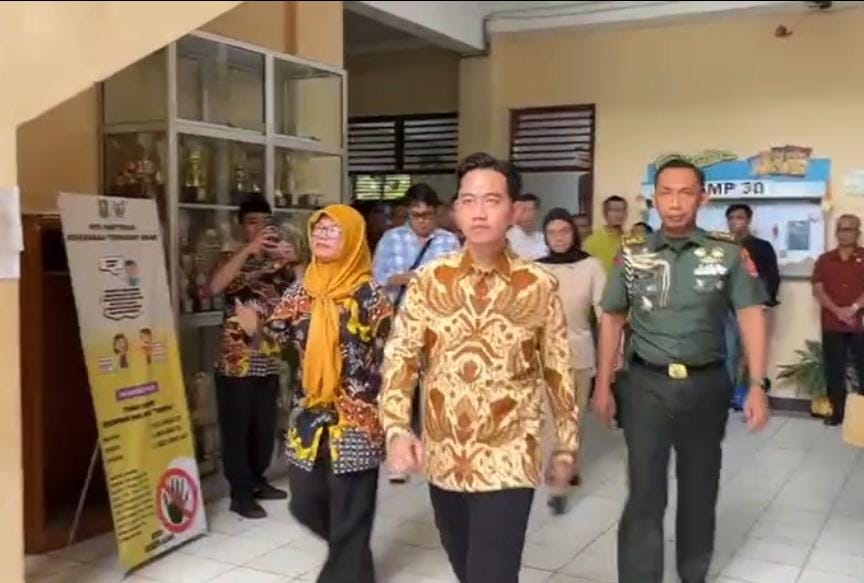 Momen Wapres Gibran Rakabuming Raka mendatangi SMPN 30 Kota Bekasi untuk meninjau program Makan Bergizi Gratis (MBG), Kamis (6/2/2025).