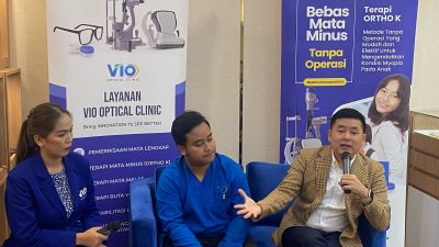 Andri Agus Syah, OD, FPCO, FAAO, FIALVS selaku Founder dan Dokter Optometri VIO Optical Clinic pada talkshow yang dilakukan di VIO Optical Clinic cabang Harapan Indah.