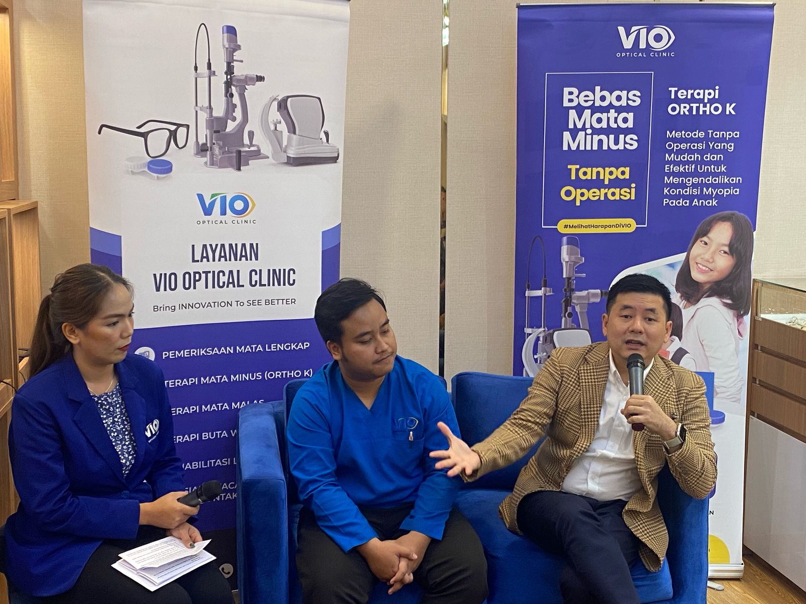 Andri Agus Syah, OD, FPCO, FAAO, FIALVS selaku Founder dan Dokter Optometri VIO Optical Clinic pada talkshow yang dilakukan di VIO Optical Clinic cabang Harapan Indah.