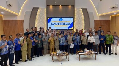 Pengurus Badan Musyawarah Perguruan Swasta (BMPS) dan sejumlah perwakilan sekolah swasta di Kota Bekasi, foto bersama usai melakukan rapat koordinasi terkait keputusan untuk tidak memberikan ijazah secara gratis kepada siswa.
