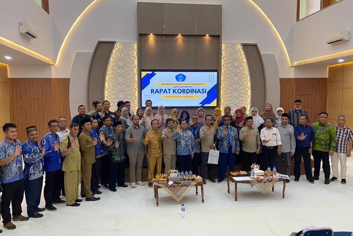 Pengurus Badan Musyawarah Perguruan Swasta (BMPS) dan sejumlah perwakilan sekolah swasta di Kota Bekasi, foto bersama usai melakukan rapat koordinasi terkait keputusan untuk tidak memberikan ijazah secara gratis kepada siswa.