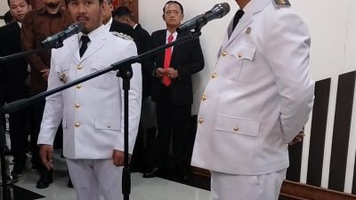 Bupati Bekasi Ade Kuswara Kunang dan Wakil Bupati Asep Surya Atmadja di gedung DPRD Kabupaten Bekasi, Kamis (20/2/2025).