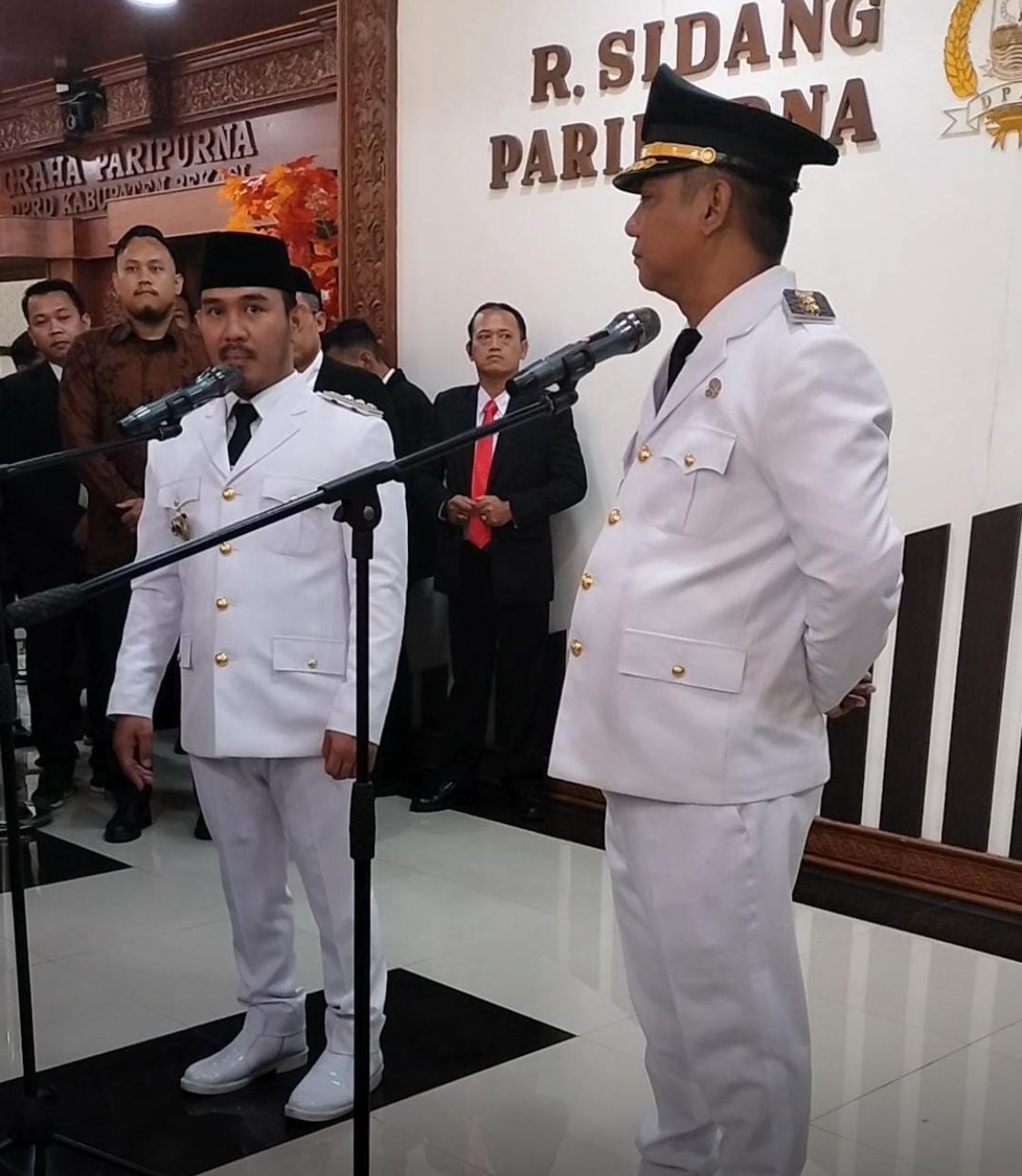 Bupati Bekasi Ade Kuswara Kunang dan Wakil Bupati Asep Surya Atmadja di gedung DPRD Kabupaten Bekasi, Kamis (20/2/2025).