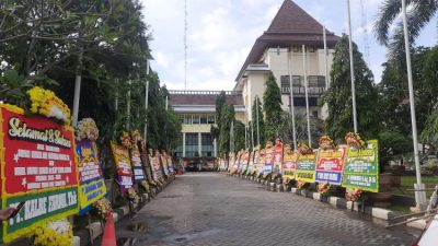 Karangan bunga membanjiri Kompleks Pemerintah Kabupaten Bekasi.