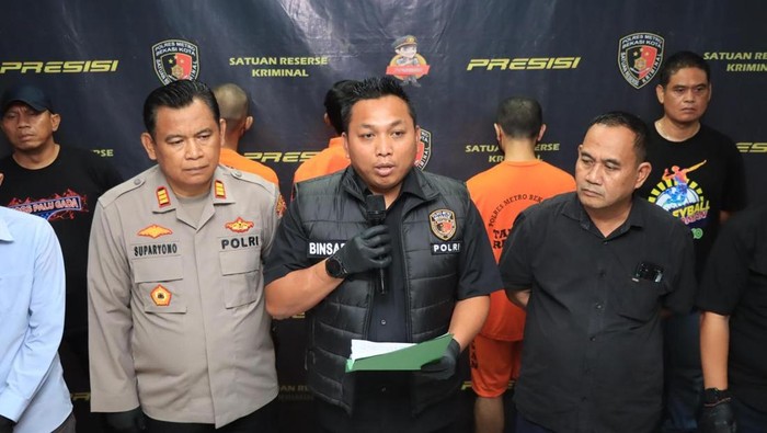 Kasat Reskrim Polres Metro Bekasi Kota Kompol Binsar Hatorangan Sianturi