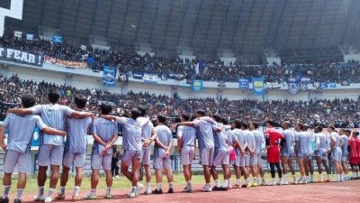 Pemain Persib Bandung saat memberikan penghormatan kepada puluha ribu bobotoh.