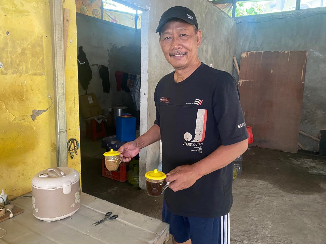 Pedagang warung kopi di Kota Bekasi, Bunyamin (60) yang beralih dari gas LPG ke Magic Com untuk memasak air. Foto: Gobekasi.id