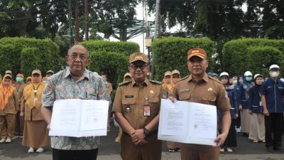 Pj Wali Kota Bekasi, Gani Muhamad bersama dengan Direktur Utama RSUD Kota Bekasi, Kusnanto Saidi. Foto: Ist
