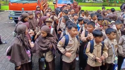 Para siswa SDIT Al-Huda Bekasi Timur saat kegiatan outing class ke BPBD Kota Bekasi, Rabu (5/2/2025).