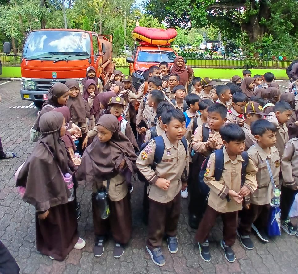 Para siswa SDIT Al-Huda Bekasi Timur saat kegiatan outing class ke BPBD Kota Bekasi, Rabu (5/2/2025).