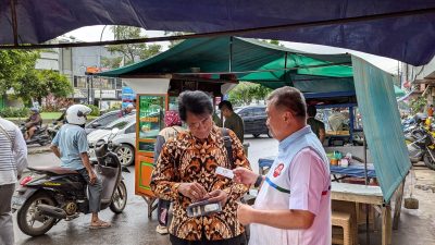 Wakil Wali Kota Bekasi terpilih, Abdul Harris Bobihoe menyantap makanan di kaki lima proyek Jalan Ir.H Juanda, Bekasi Timur. Foto: Ist