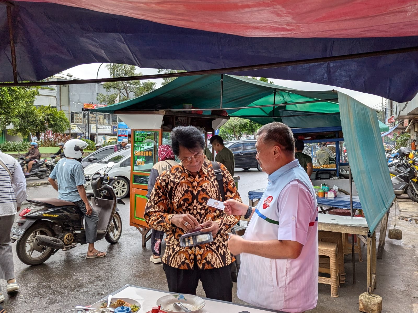Wakil Wali Kota Bekasi terpilih, Abdul Harris Bobihoe menyantap makanan di kaki lima proyek Jalan Ir.H Juanda, Bekasi Timur. Foto: Ist