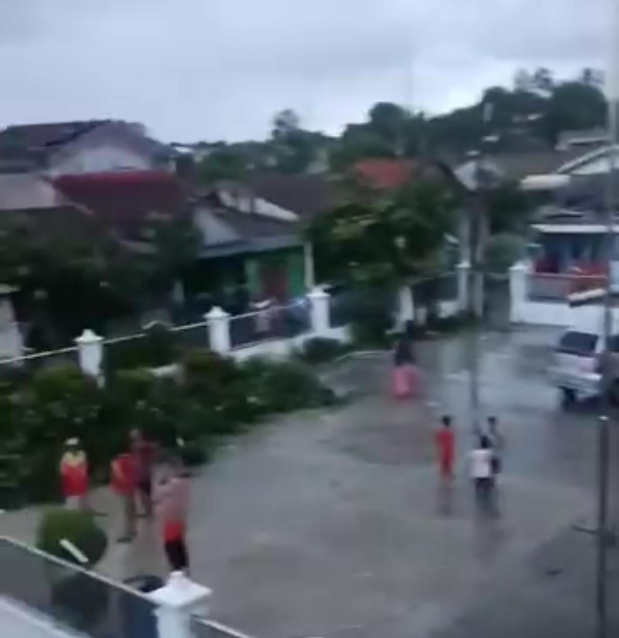 Sejumlah rumah warga rusak akibat diterjang anging puting beliung.