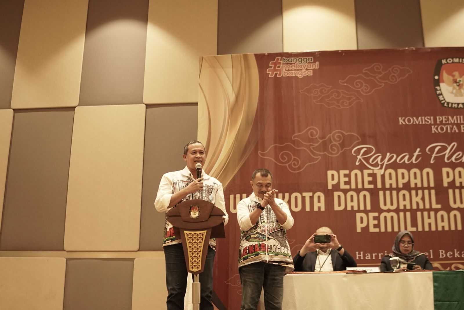 Tri Adhianto dan Abdul Harris Bobihoe ditetapkan sebagai Wali Kota dan Wakil wali Kota Bekasi.