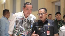 Kota Bekasi - Pj Wali Kota Bekasi Raden Gani Muhamad bersama Wali Kota Bekasi terpilih Tri Adhianto.