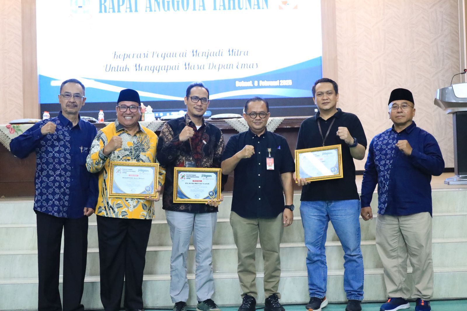 Koperasi Pegawai Pemerintah Kota Bekasi (KPPKB) menggelar Rapat Anggota Tahunan (RAT) Tahun Buku 2024 di Gedung Balai Patriot pada Sabtu (8/2/2025). Acara ini dibuka langsung oleh Penjabat (Pj.) Wali Kota Bekasi, Gani Muhamad.