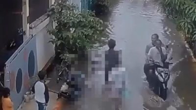 Tangkapan layar seorang pria melempar anaknya yang masih balita ke genangan banjir di Bekasi.