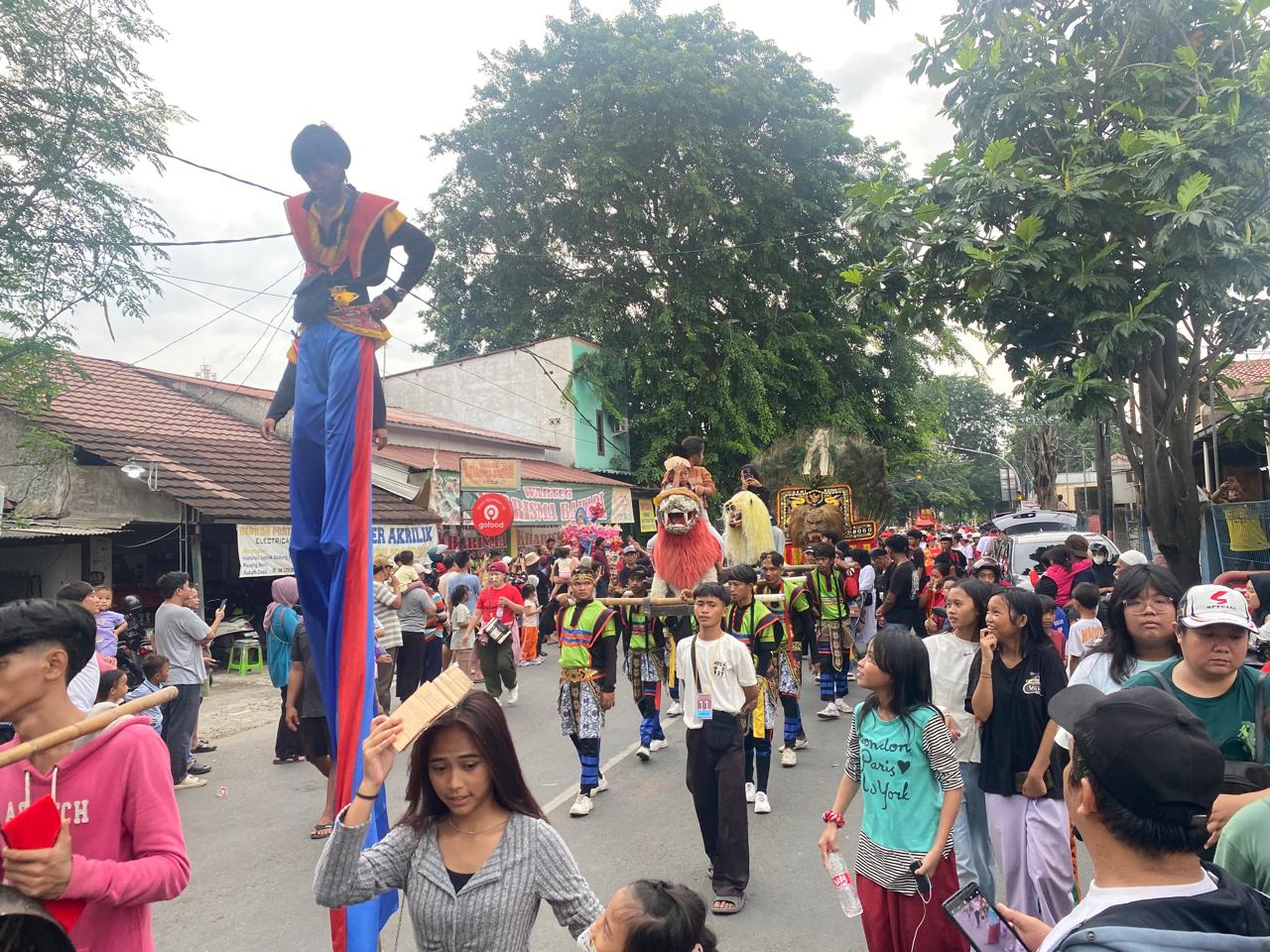 Arak - arakan Cap Go Meh 2025 di Jalan Raya Perjuangan, Kota Bekasi. Foto: Gobekasi.id