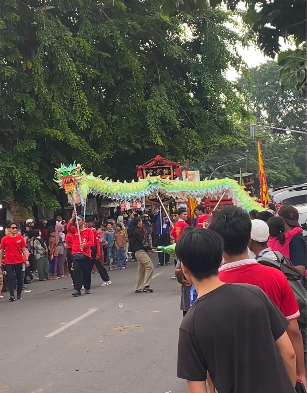 Arak - arakan Cap Go Meh 2025 di Jalan Raya Perjuangan, Kota Bekasi. Foto: Gobekasi.id
