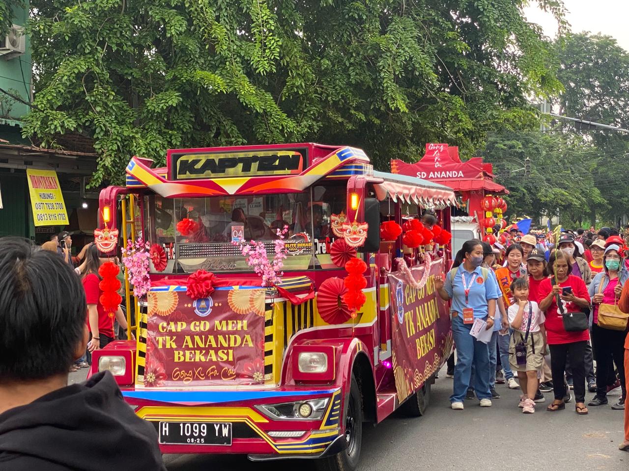 Arak - arakan Cap Go Meh 2025 di Jalan Raya Perjuangan, Kota Bekasi. Foto: Gobekasi.id