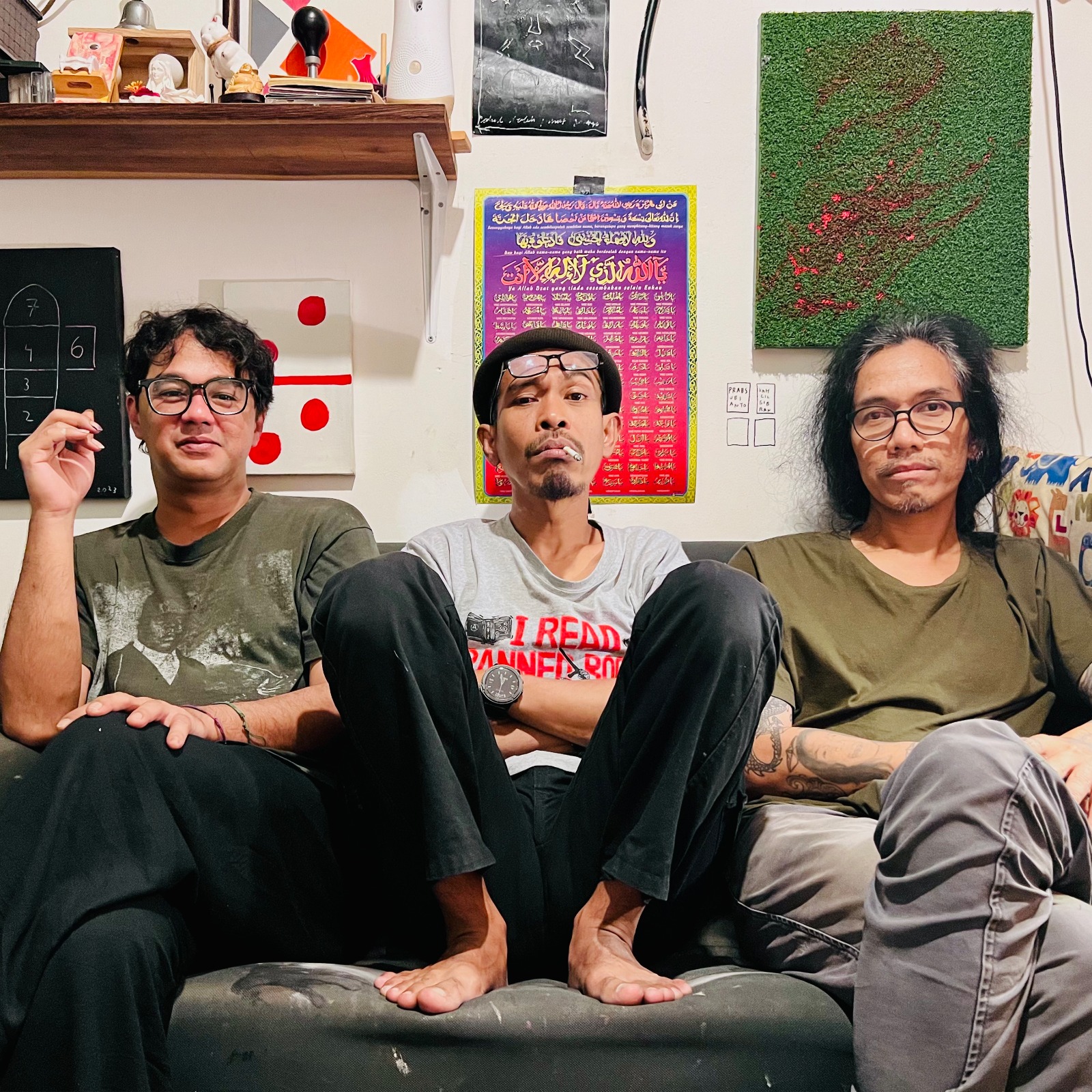 Tiga musisi folk Indonesia, Jason Ranti, Iksan Skuter, dan Bagus Dwi Danto, resmi memperkenalkan proyek musik Trio Lesehan dengan merilis single debut "Siapa yang Tak Pernah"