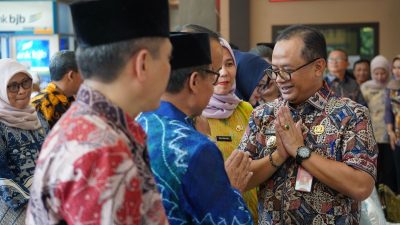 R Gani Muhamad berpamitan kepada pegawai Pemerintah Kota Bekasi.