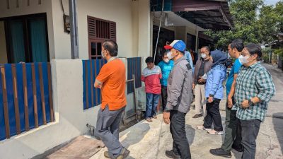 Camat Bekasi Selatan bersama DLH Kota Bekasi meninjau wilayah yang tercemar limbah B3 Kaporit