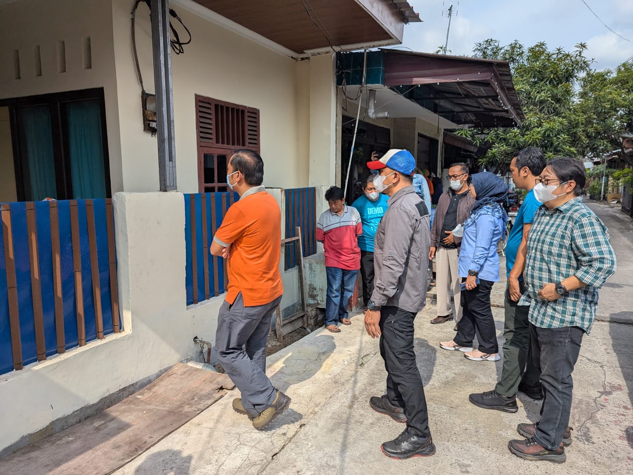 Camat Bekasi Selatan bersama DLH Kota Bekasi meninjau wilayah yang tercemar limbah B3 Kaporit