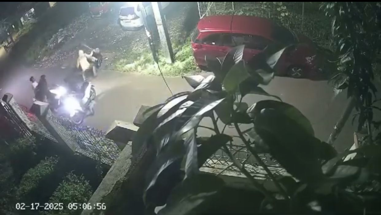 Aksi kawanan begal di Mustikajaya yang menyasar seorang emak - emak terekam CCTV